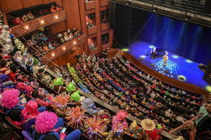 In beeld: Met carnavalsontbijt achter de kiezen verder feesten tijdens carnavalsconcert - Foto: Obbe Bakker