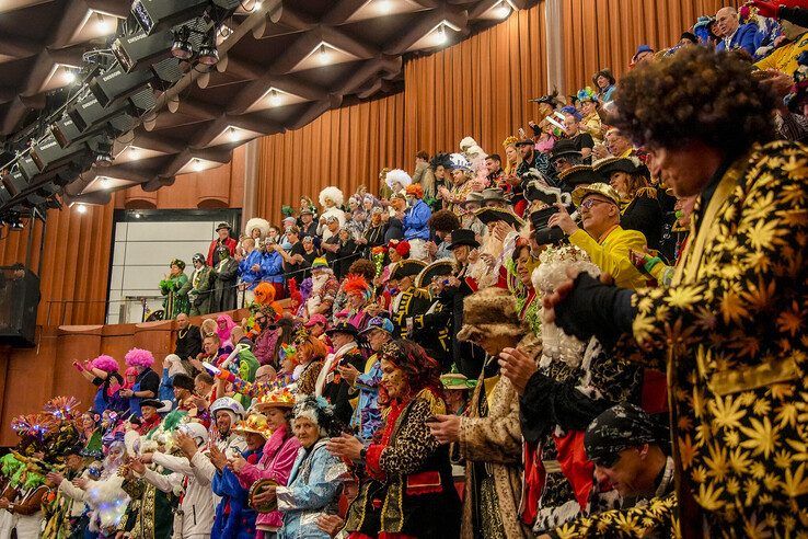 In beeld: Met carnavalsontbijt achter de kiezen verder feesten tijdens carnavalsconcert - Foto: Obbe Bakker