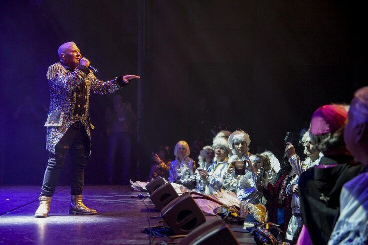 In beeld: Met carnavalsontbijt achter de kiezen verder feesten tijdens carnavalsconcert - Foto: Obbe Bakker