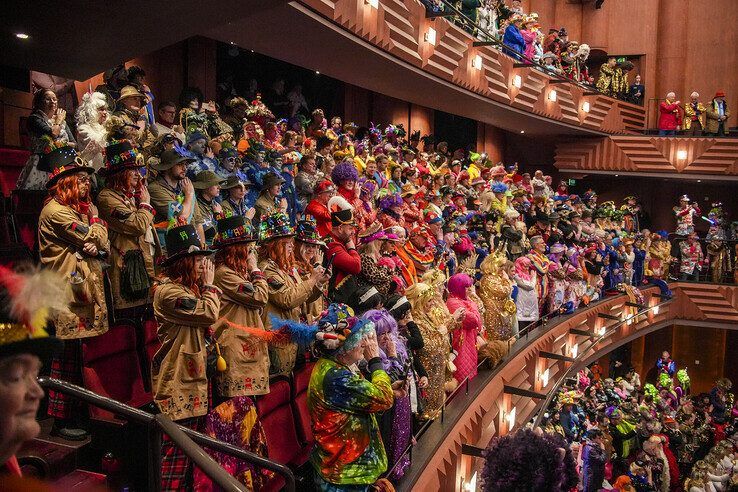 In beeld: Met carnavalsontbijt achter de kiezen verder feesten tijdens carnavalsconcert - Foto: Obbe Bakker