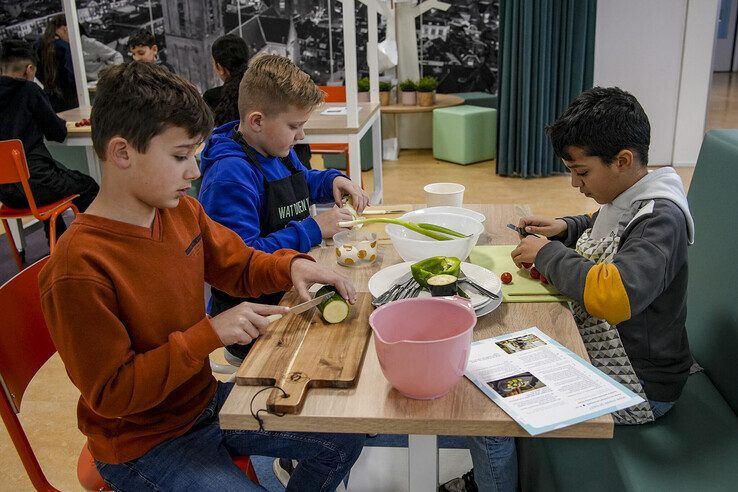 In beeld: Leerlingen Carillon koken gezond in de klas - Foto: Obbe Bakker