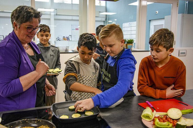 In beeld: Leerlingen Carillon koken gezond in de klas - Foto: Obbe Bakker