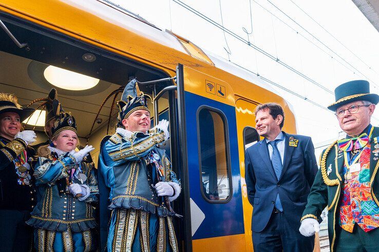 In beeld: Stadsprins komt aan per trein en neemt eerste dronk op Sassendonk - Foto: Peter Denekamp