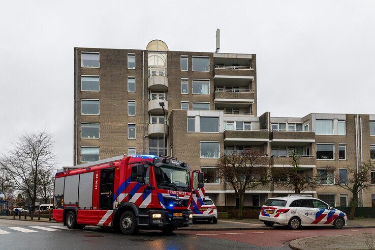 Brandweer en politie bij het appartementencomplex in Zwolle-Zuid. - Foto: Peter Denekamp