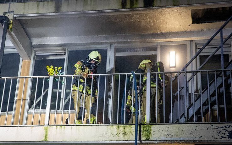 Brandweerlieden bij het uitgebrande appartement. - Foto: Hugo Janssen