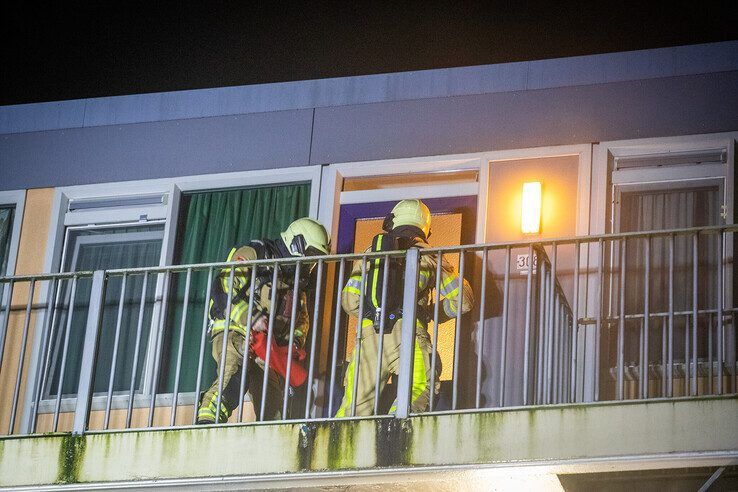 Andere bewoners worden uit hun appartementen gehaald door de brandweer. - Foto: Hugo Janssen