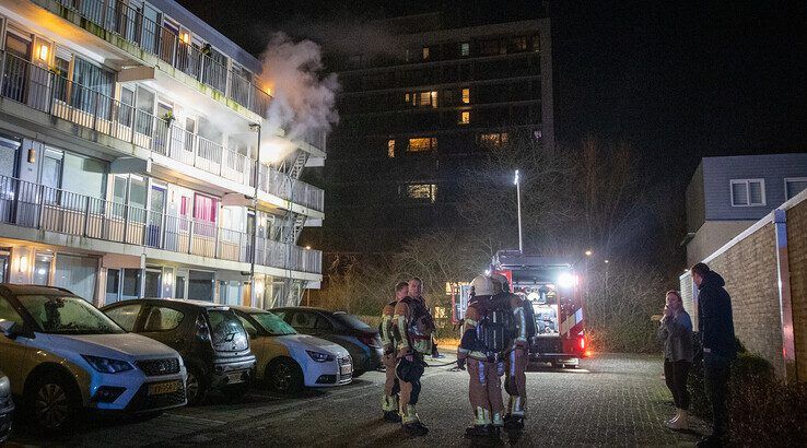 Gewonde bij flatbrand in Holtenbroek, appartementen onbewoonbaar verklaard - Foto: Hugo Janssen