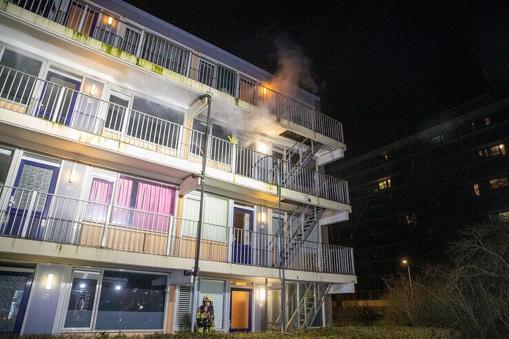 Gewonde bij flatbrand in Holtenbroek, appartementen onbewoonbaar verklaard - Foto: Hugo Janssen