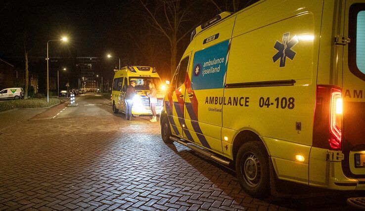 De ambulancedienst vangt bewoners op bij de Van der Capellen SG.ij de Van der Capellen - Foto: Hugo Janssen