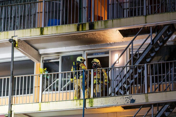 Gewonde bij flatbrand in Holtenbroek, appartementen onbewoonbaar verklaard - Foto: Peter Denekamp