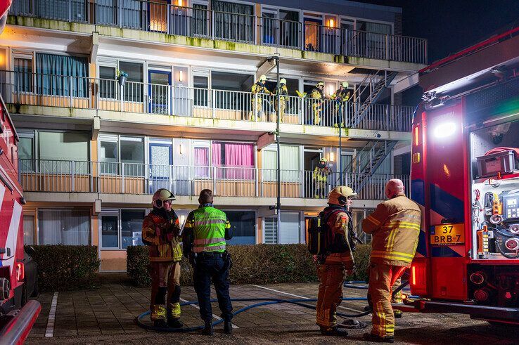 Gewonde bij flatbrand in Holtenbroek, appartementen onbewoonbaar verklaard - Foto: Peter Denekamp