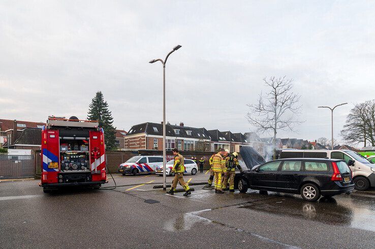 Geparkeerde auto vliegt in brand op parkeerplaats in Dieze - Foto: Peter Denekamp