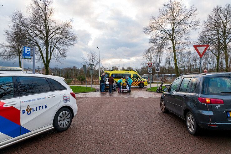 De scooterrijdster werd aangereden op de kruising van de Deventerstraatweg en Groeneweg. - Foto: Peter Denekamp