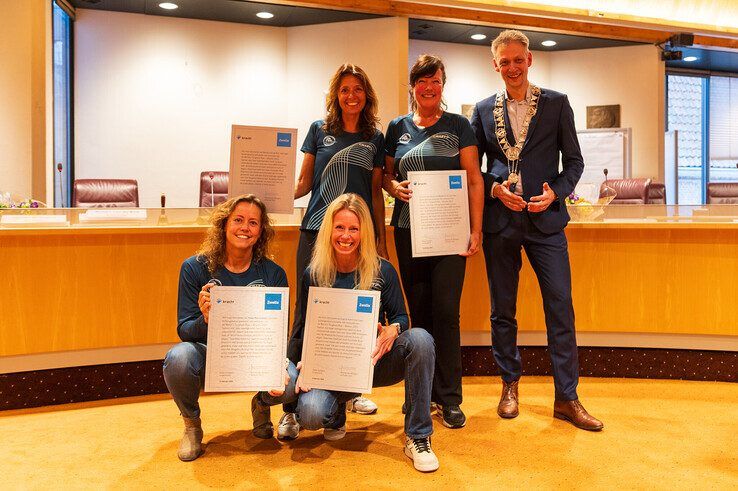 De vier Zwolse oceaanroeisters met de locoburgemeester. - Foto: Peter Denekamp