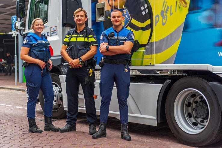 Snippe bij de politietruck in Holtenbroek op de eerste dag dat de 'anderhalve meter samenleving' voorbij was. - Foto: Peter Denekamp