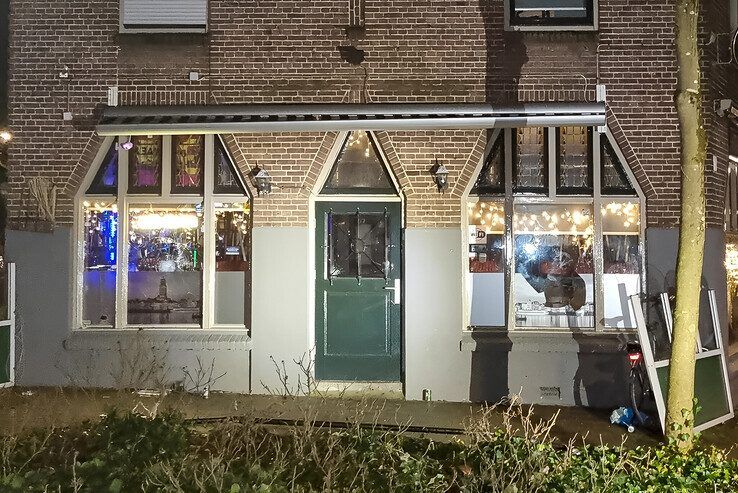 Ruiten van Café de Huiskamer in Deventer sneuvelden door het supportersgeweld. - Foto: Politie Nederland
