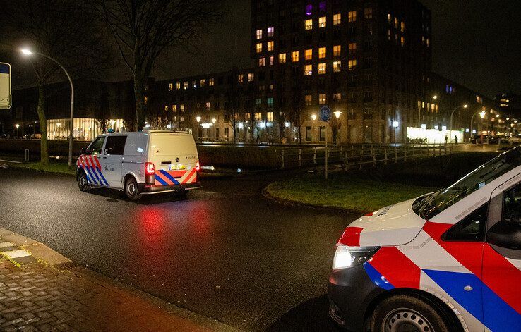 Politiewagens op de Veldbeemgras. - Foto: Hugo Janssen