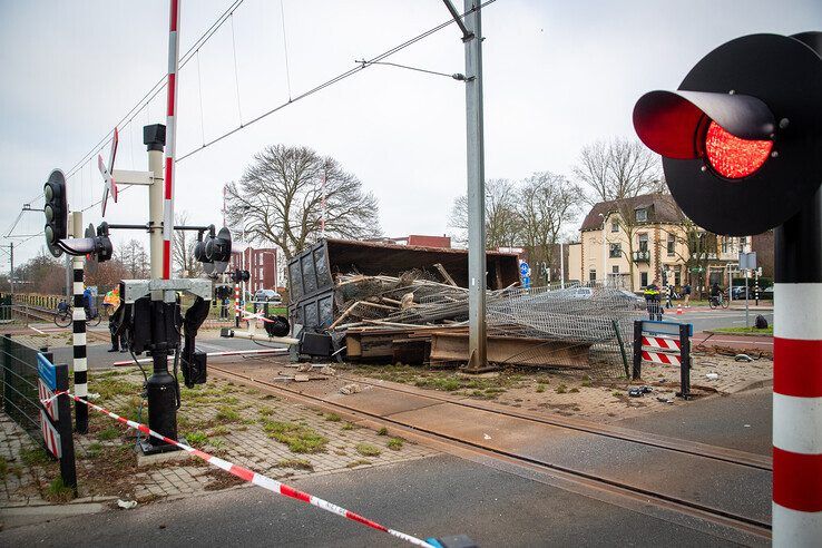 Een container vol schroot ligt op de overweg in de Nieuwe Veerallee. - Foto: Hugo Janssen