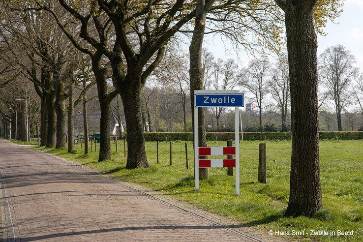 Brinkhoekweg op een zonnige voorjaarsdag in 2023. - Foto: Hans Smit