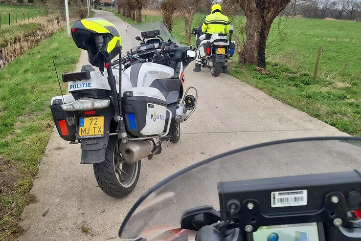 Scooterrijder (20) komt ten val na achtervolging door drie motoragenten - Foto: Verkeerspolitie Oost-Nederland
