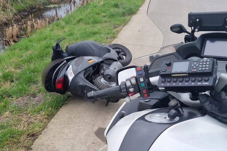 De scooterijder kwam ten val op het Koeweidepad. - Foto: Verkeerspolitie Oost-Nederland