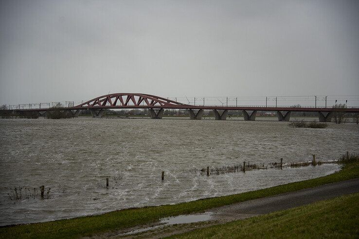 IJssel met hoge waterstand en harde wind in december 2023. - Foto: Obbe Bakker