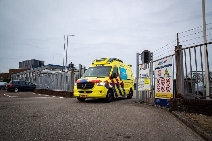 Medewerker tankterminal in Zwolle met spoed naar ziekenhuis na val van grote hoogte - Foto: Hugo Janssen