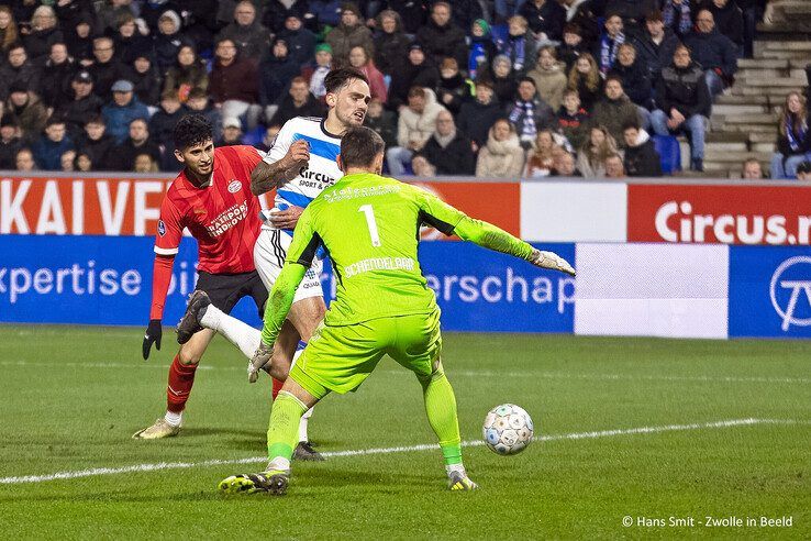 In beeld: PEC Zwolle krijgt in eigen huis pak slaag van koploper PSV - Foto: Hans Smit