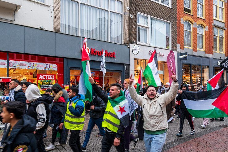 Een groep demonstranten vanmiddag in de Diezerstraat. - Foto: Peter Denekamp
