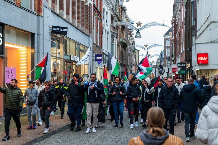 Pro-Palestinademonstranten trekken opnieuw door binnenstad Zwolle - Foto: Peter Denekamp