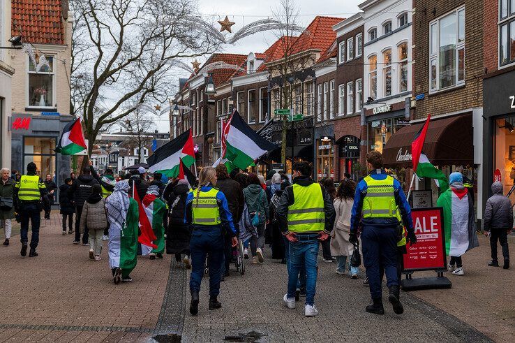 Pro-Palestinademonstranten trekken opnieuw door binnenstad Zwolle - Foto: Peter Denekamp