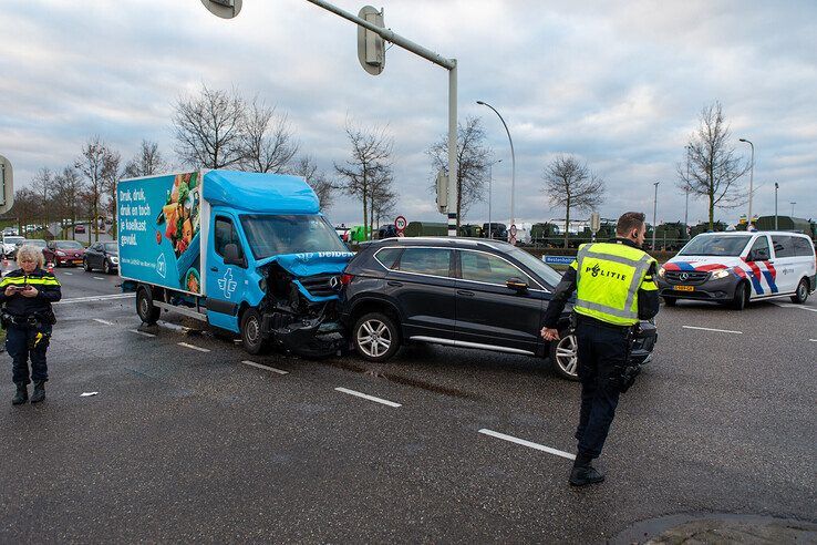 Een bestelbus botste achter op een personenauto op de Westenholterallee. - Foto: Ruben Meinten