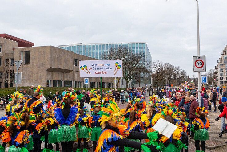 De kleurrijke carnavalsoptocht bij de rechtbank in de Schuurmanstraat. - Foto: Ruben Meinten