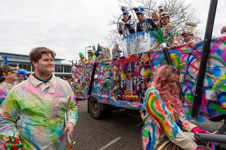 In beeld: Kleurrijke carnavalsparade (met zwart randje) trekt door Sassendonk - Foto: Ruben Meinten