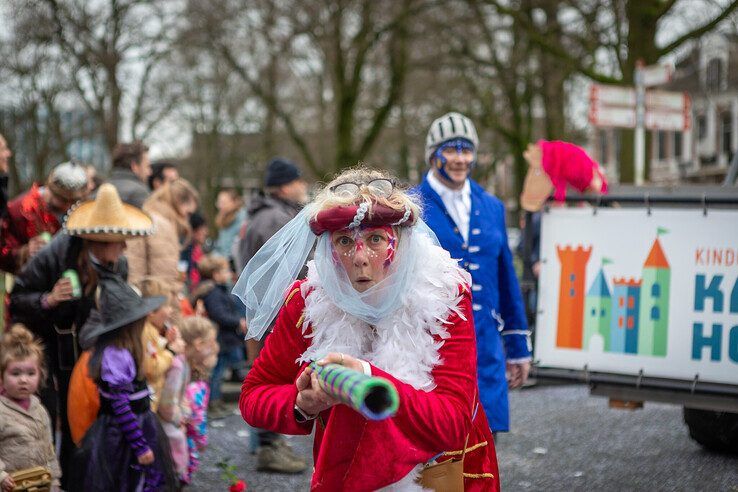 In beeld: Kleurrijke carnavalsparade (met zwart randje) trekt door Sassendonk - Foto: Ruben Meinten