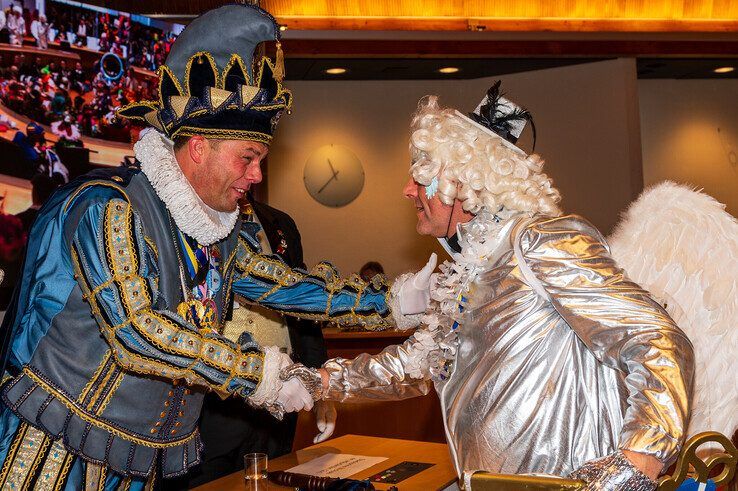 Burgemeester Peter Snijders schudt de Stadsprins de hand in de raadzaal - Foto: Peter Denekamp