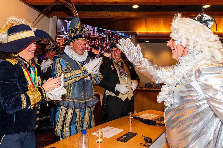 Burgemeester draagt bestuur over aan Stadsprins: ‘361 dagen carnaval, Deventer en Kampen inlijven bij stadstaat Sassendonk’ - Foto: Peter Denekamp