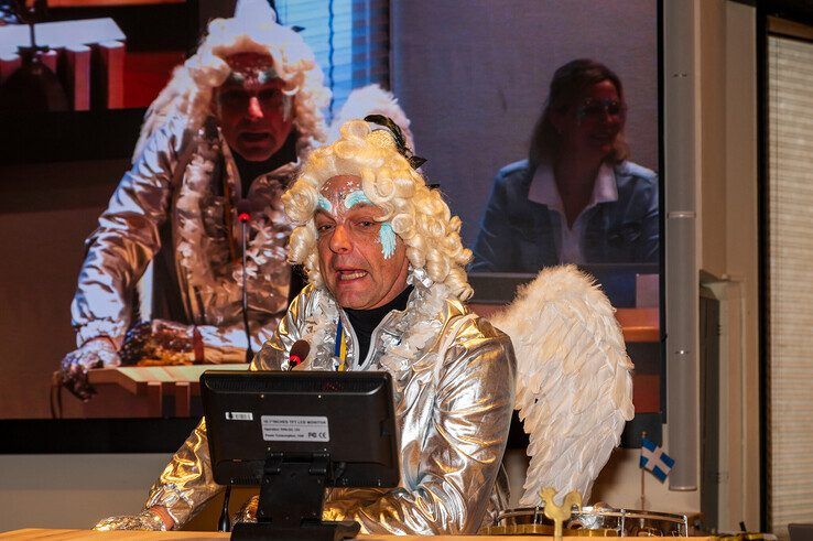 Burgemeester draagt bestuur over aan Stadsprins: ‘361 dagen carnaval, Deventer en Kampen inlijven bij stadstaat Sassendonk’ - Foto: Peter Denekamp