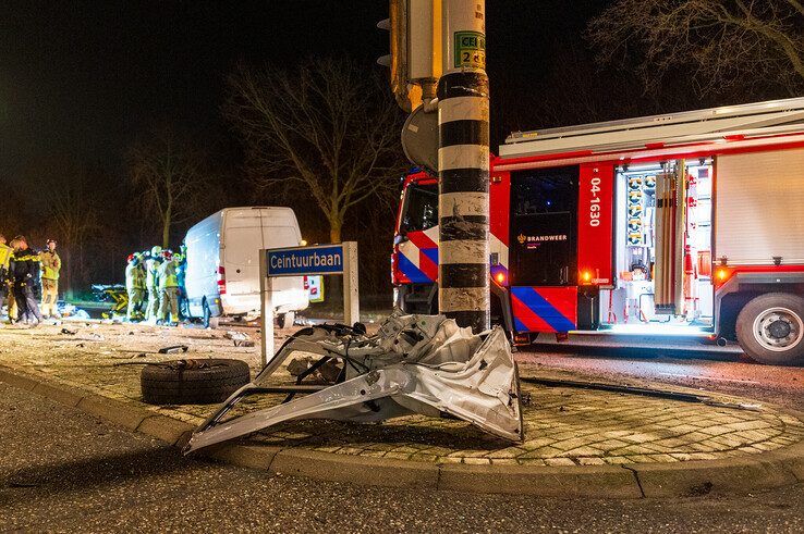 Bestuurder bestelbus ernstig gewond na eenzijdig ongeval op Ceintuurbaan - Foto: Peter Denekamp