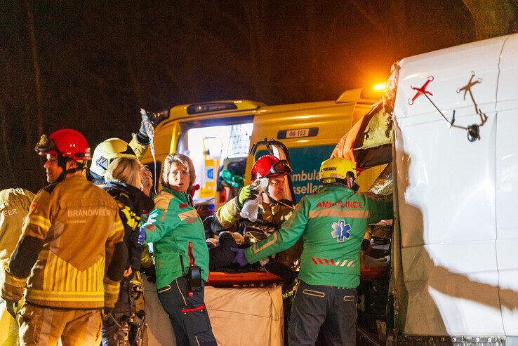 Bestuurder bestelbus ernstig gewond na eenzijdig ongeval op Ceintuurbaan - Foto: Peter Denekamp