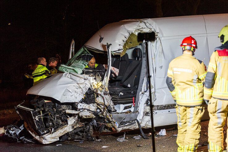 Bestuurder bestelbus ernstig gewond na eenzijdig ongeval op Ceintuurbaan - Foto: Peter Denekamp