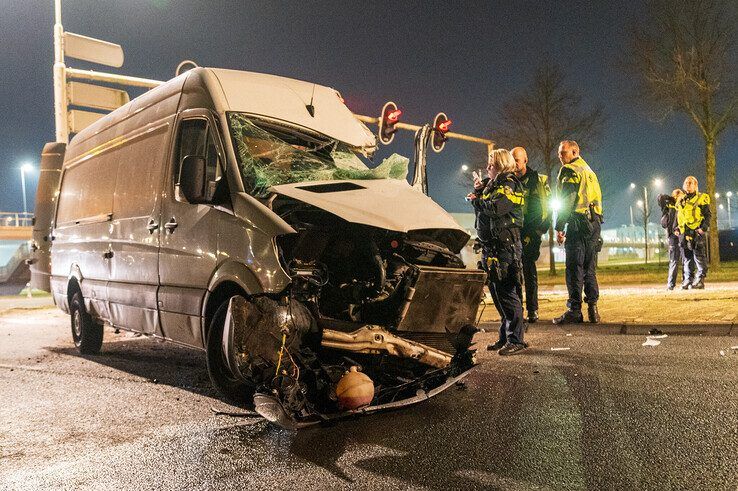 Bestuurder bestelbus ernstig gewond na eenzijdig ongeval op Ceintuurbaan - Foto: Peter Denekamp