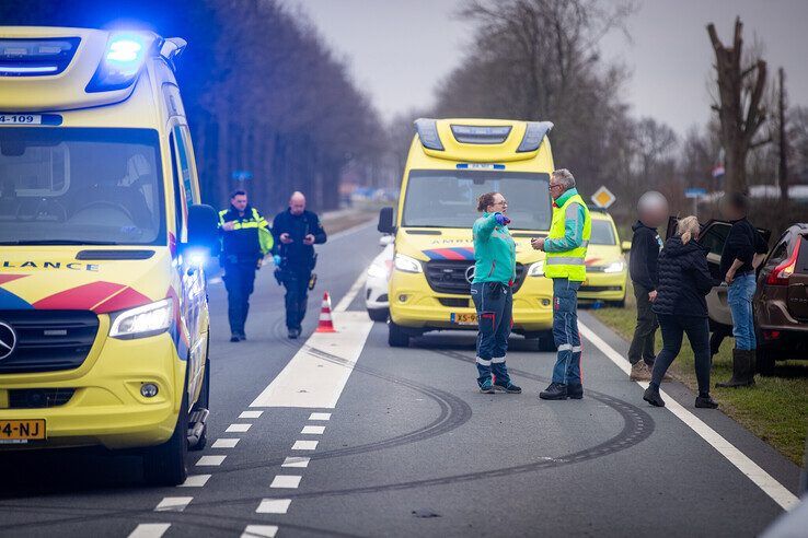 Twee kinderen raakten gewond door de kop-staartbotsing op de Frieseweg. - Foto: Hugo Janssen