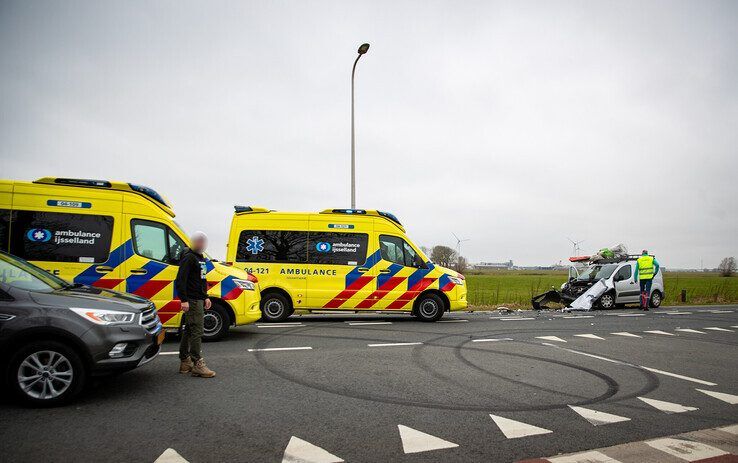 Twee kinderen gewond bij botsing in Kampen, een kind met traumahelikopter naar Radboudumc - Foto: Hugo Janssen