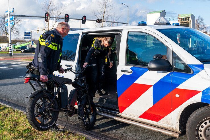 Politieagenten nemen de fatbike in beslag. - Foto: Peter Denekamp
