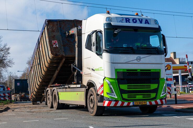 In beeld: Trucker onder invloed veroorzaakt ravage op spoorwegovergang Nieuwe Veerallee - Foto: Peter Denekamp