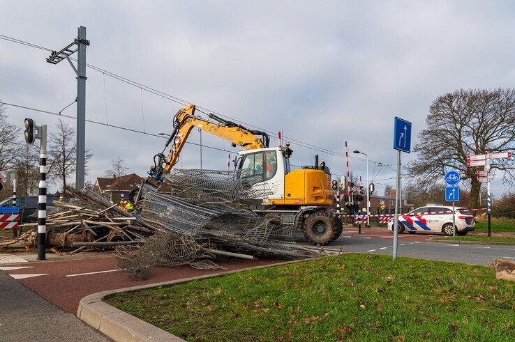 In beeld: Trucker onder invloed veroorzaakt ravage op spoorwegovergang Nieuwe Veerallee - Foto: Peter Denekamp