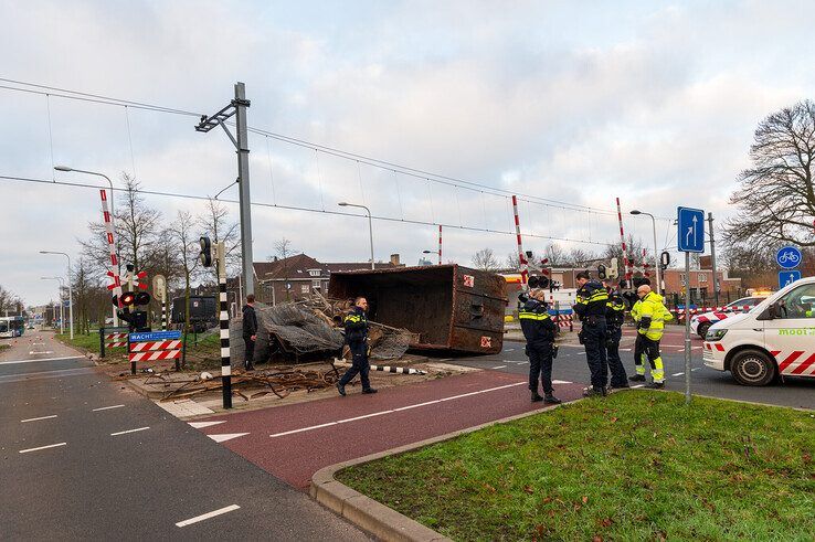 In beeld: Trucker onder invloed veroorzaakt ravage op spoorwegovergang Nieuwe Veerallee - Foto: Peter Denekamp