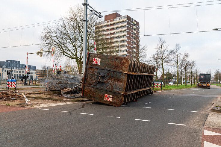 In beeld: Trucker onder invloed veroorzaakt ravage op spoorwegovergang Nieuwe Veerallee - Foto: Peter Denekamp