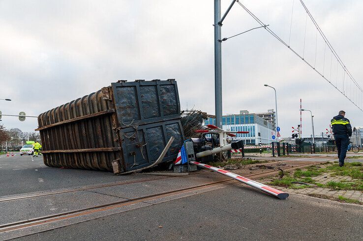 In beeld: Trucker onder invloed veroorzaakt ravage op spoorwegovergang Nieuwe Veerallee - Foto: Peter Denekamp